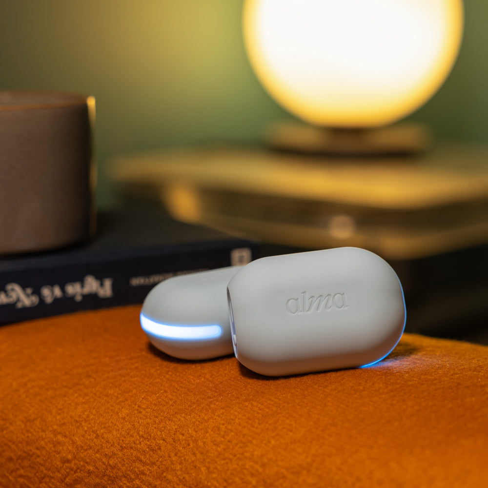 ALMA EMDR tapper held in the hand, wireless and USB-C rechargeable